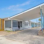*Happy Place* Renovated Studio Pool & Beach Access