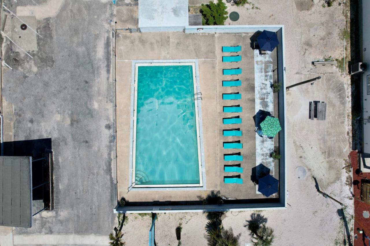 *happy Place* Renovated Studio Pool & Access Holiday home *